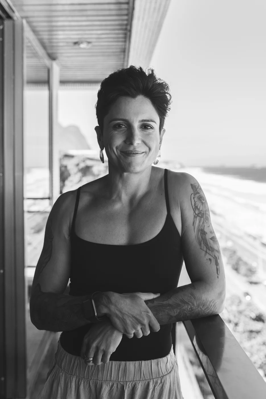 Nanny Faggiano sorrindo, com o mar ao fundo